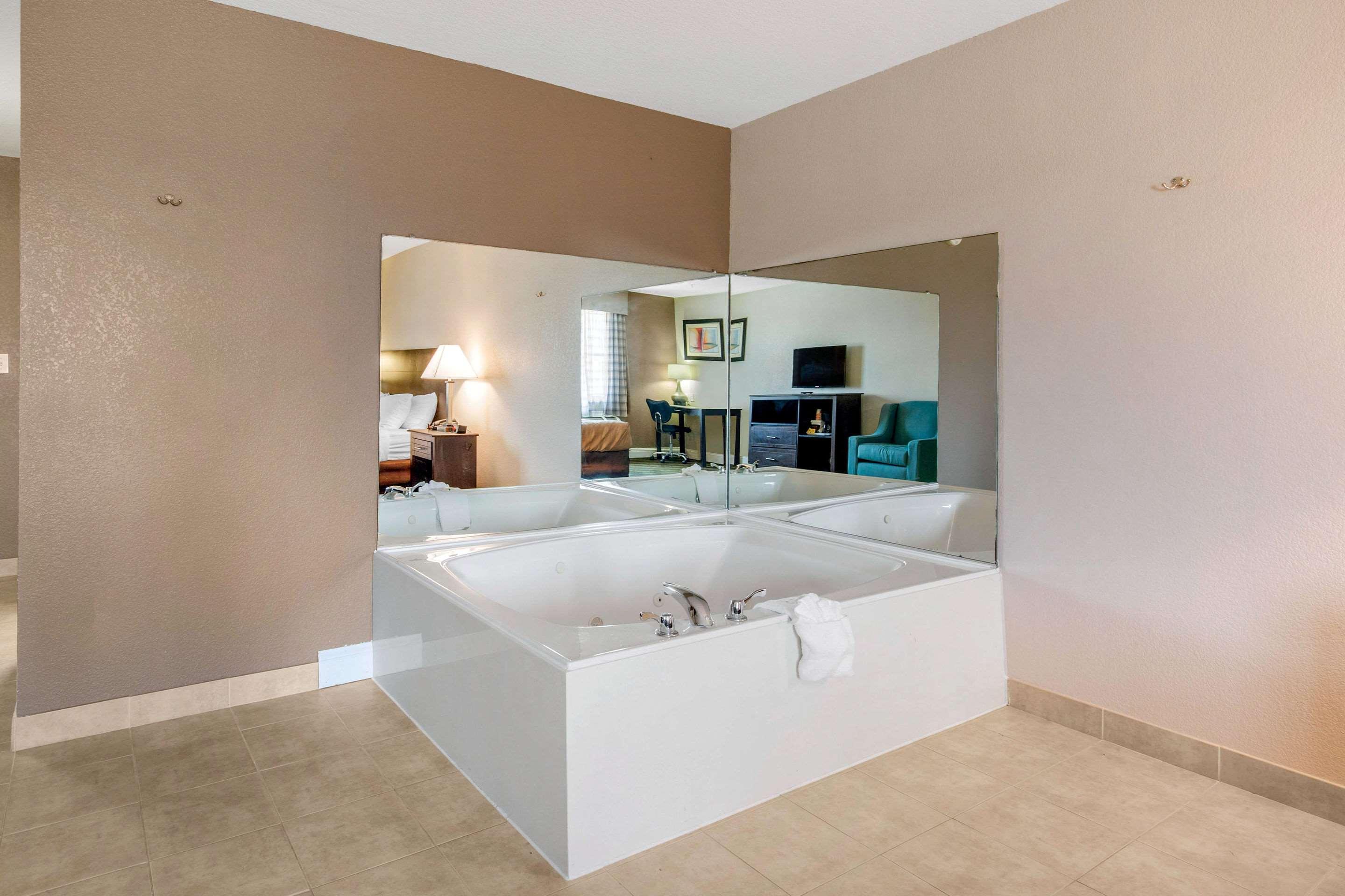 Quality Inn And Suites Port Arthur Nederland ภายนอก รูปภาพ
